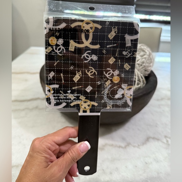 Hand mirror - Picture 1 of 3
